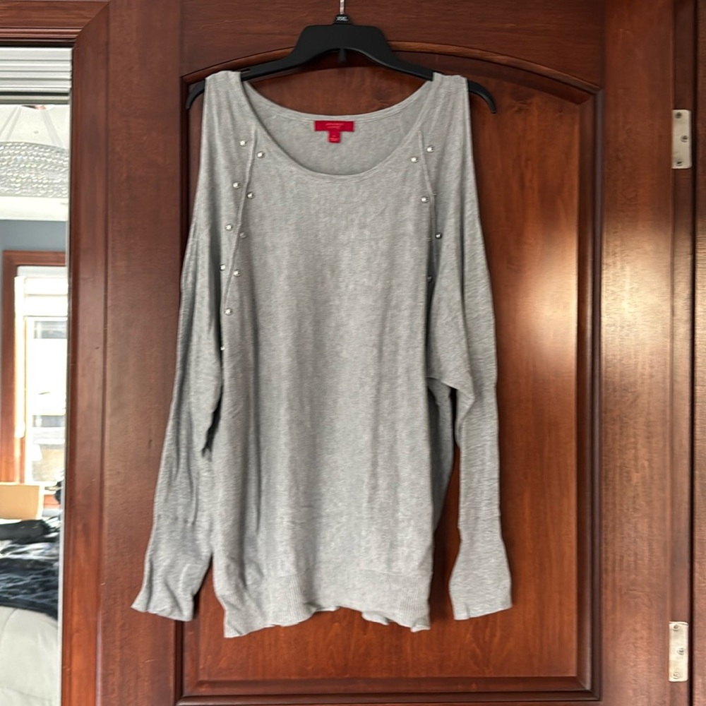Open shoulder sweater with metal detail at shoulder